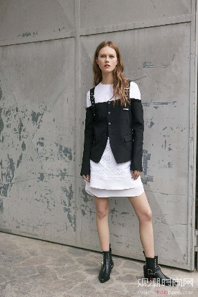 黑白配魅力無限，2017最潮就要這樣穿