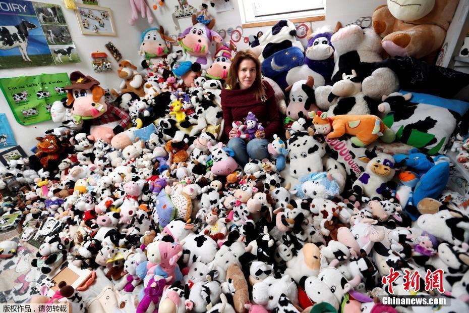 法國(guó)女模酷愛收集玩偶 與上千奶牛玩偶“同吃同住”