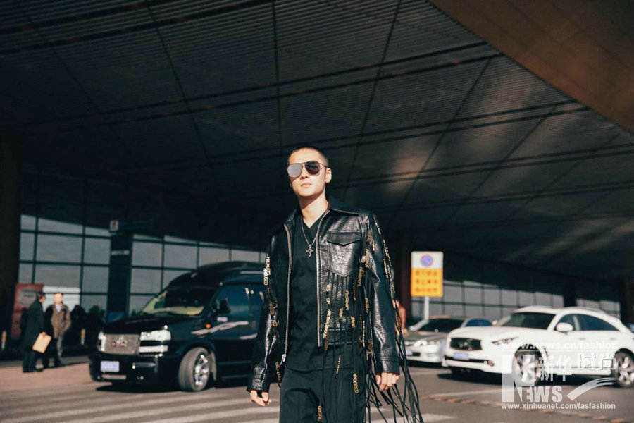 蔣勁夫皮衣流蘇現(xiàn)身機(jī)場 圓寸發(fā)型自嘲“有點(diǎn)冷”