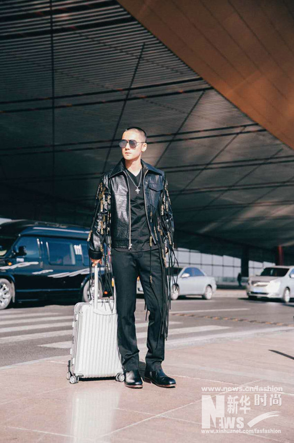 蔣勁夫皮衣流蘇現身機場 圓寸發型自嘲“有點冷”