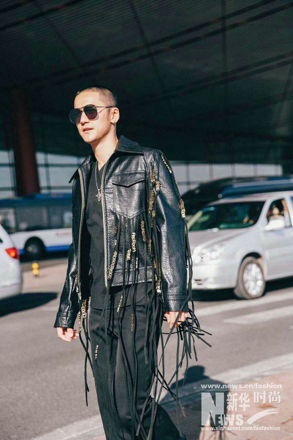 蔣勁夫皮衣流蘇現身機場 圓寸發型自嘲“有點冷”