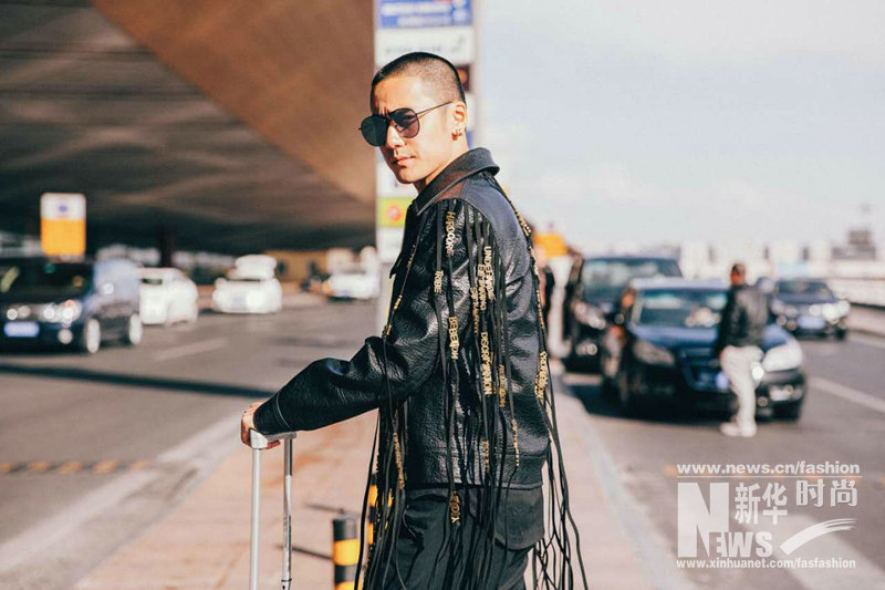蔣勁夫皮衣流蘇現(xiàn)身機(jī)場 圓寸發(fā)型自嘲“有點(diǎn)冷”