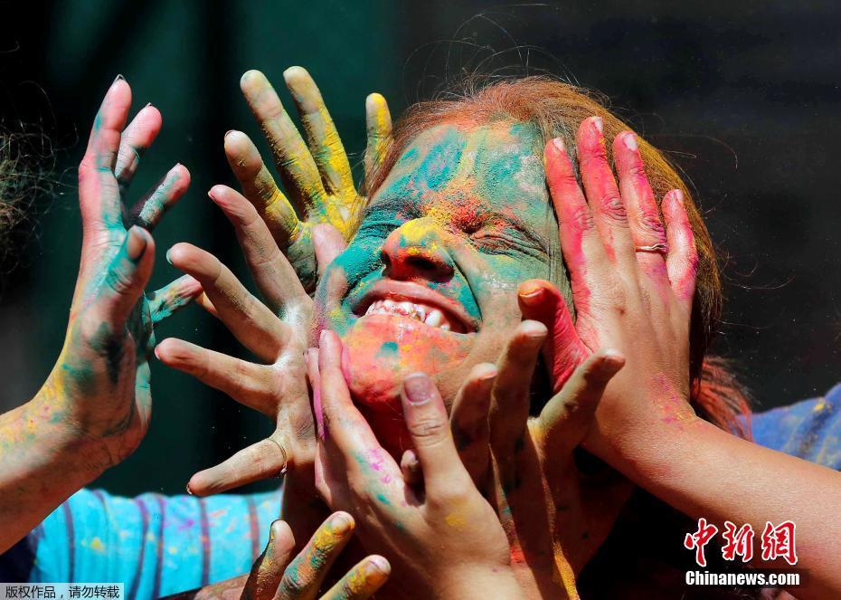 印度民眾high玩慶祝胡里節(jié) 彩色粉末灑滿臉（組圖）