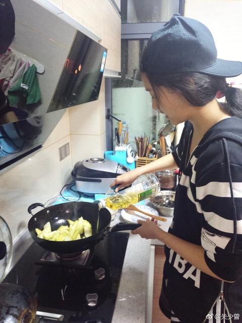 關曉彤示范如何做好閨女 素顏給家人做飯