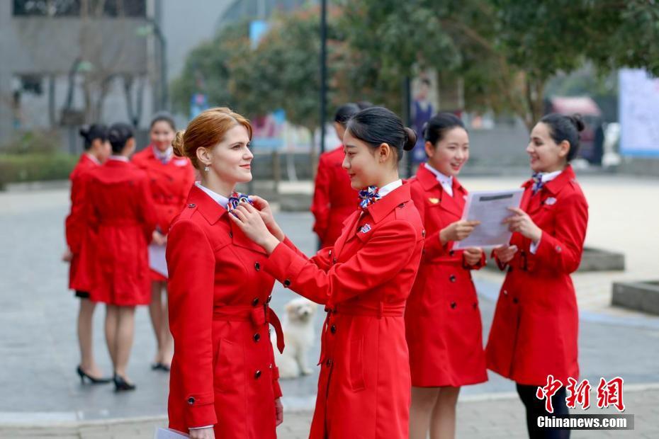 四川外教美女競選空乘 蹩腳中文成障礙