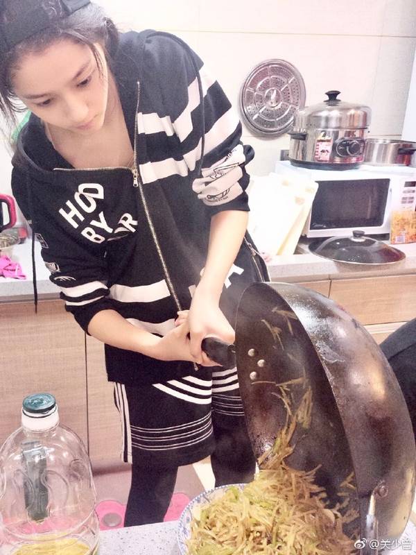 關曉彤為爸爸做菜 卻被網友看出了小心機
