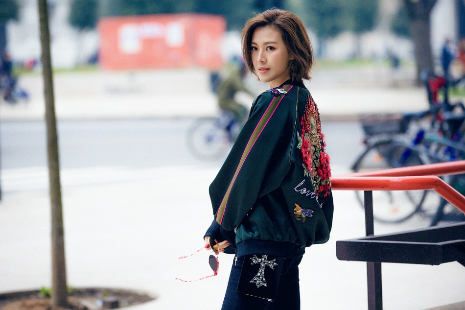 常思思街拍大玩摩登復古風 帥氣點亮春日街頭