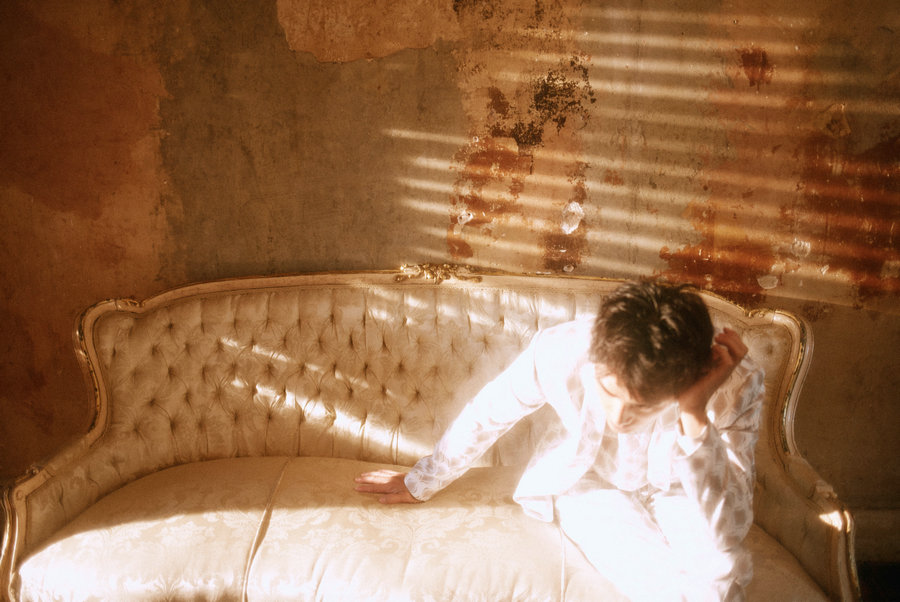 姜潮白色情人節大片曝光 一襲白衣時尚感十足