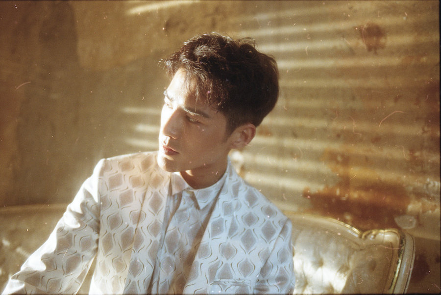 姜潮白色情人節(jié)大片曝光 一襲白衣時尚感十足