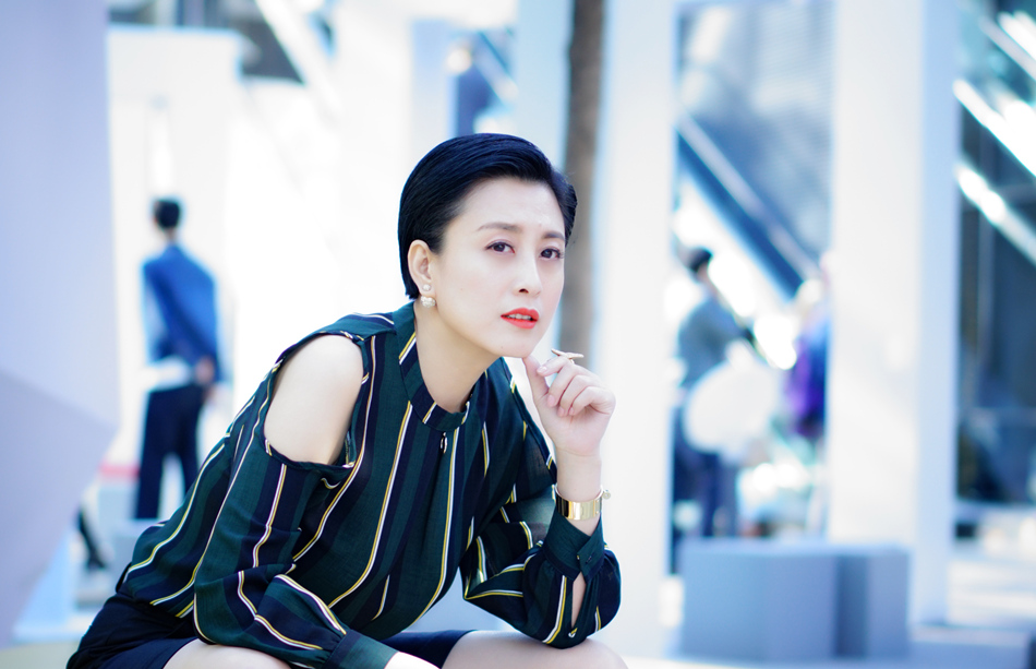 趙倩春日街拍曝光 優雅如蘭氣場十足