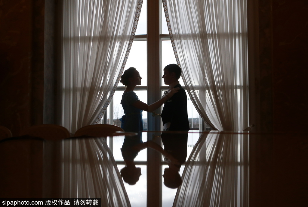 俄羅斯舉辦復古舞會 俊男美女顏值高