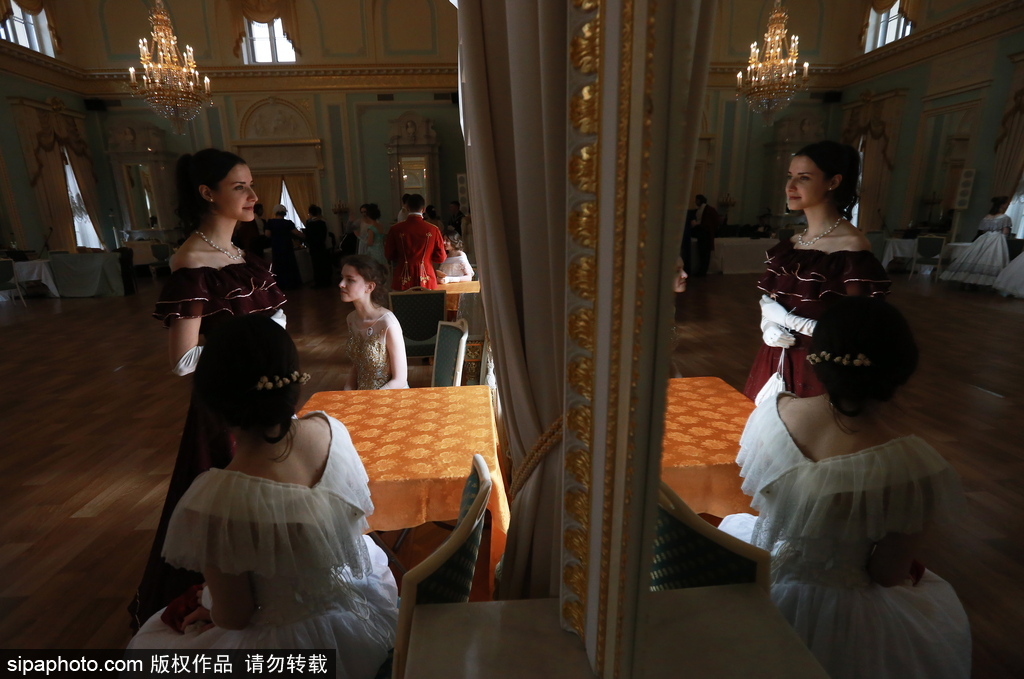 俄羅斯舉辦復(fù)古舞會(huì) 俊男美女顏值高