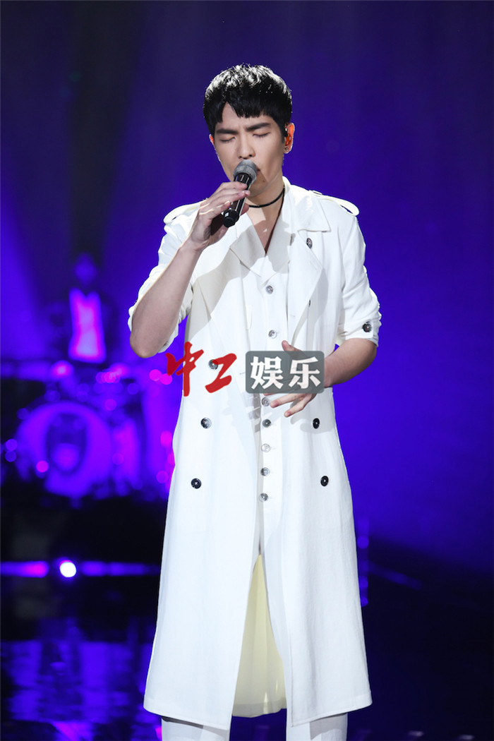 《歌手》獅子合唱團玩轉“黑白配” 粉絲直呼蕭敬騰“團寵”