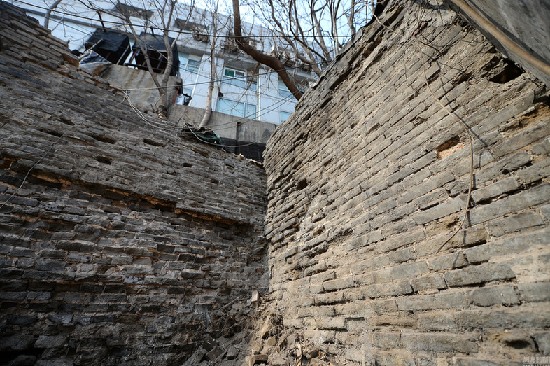 濟(jì)南拆除違章建筑露出600歲古城墻