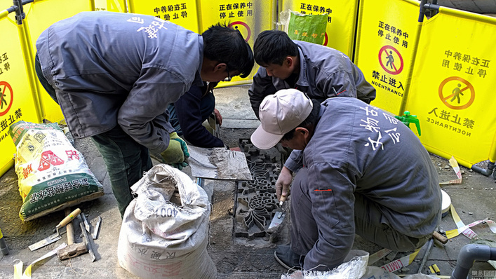 故宮文物修繕工匠開工修復御花園地面