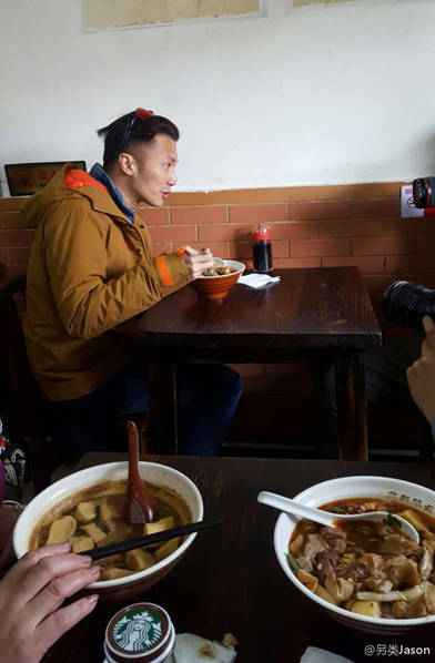 網友曝謝霆鋒北京小店吃鹵煮 和旁桌大媽聊嗨了