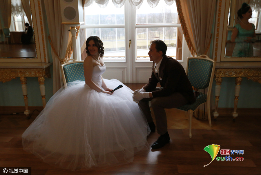 圣彼得堡舉辦復古舞會 帥哥美女“穿越”19世紀