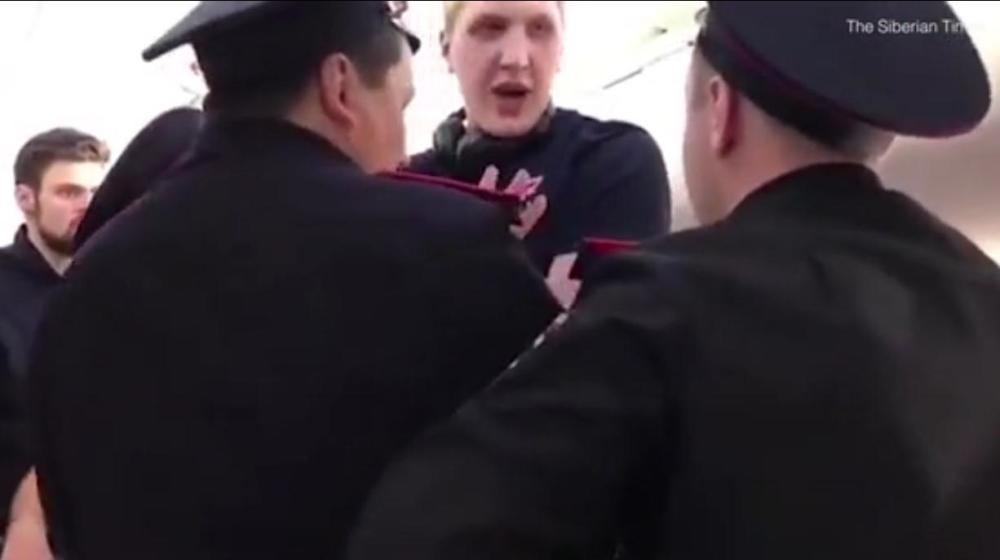 有大長腿是我錯(cuò)咯？俄2.13米男子因長腿被趕下飛機(jī)