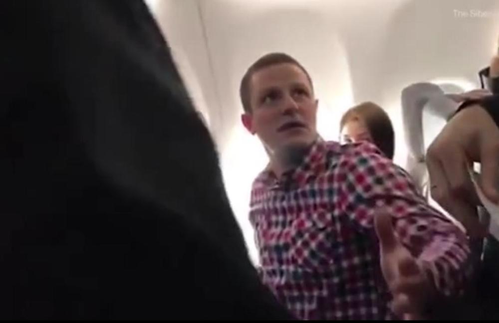 有大長腿是我錯咯？俄2.13米男子因長腿被趕下飛機(jī)