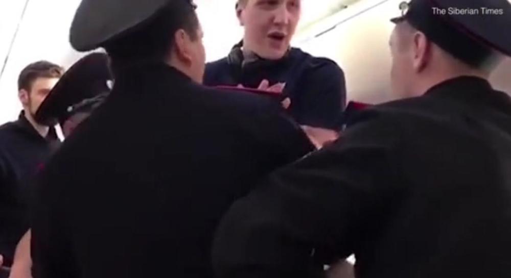 有大長腿是我錯咯？俄2.13米男子因長腿被趕下飛機