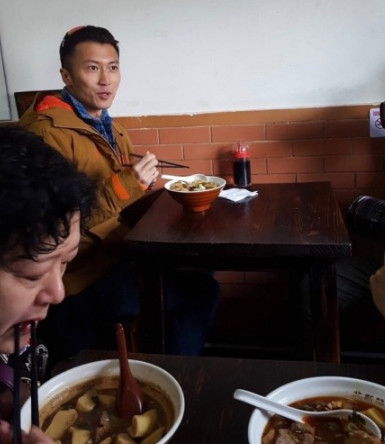 春游的節(jié)奏？謝霆鋒北京吃鹵煮炸醬面逛胡同