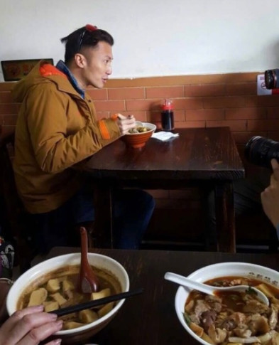 春游的節奏？謝霆鋒北京吃鹵煮炸醬面逛胡同