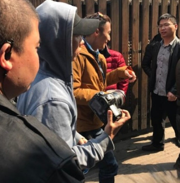 春游的節(jié)奏？謝霆鋒北京吃鹵煮炸醬面逛胡同