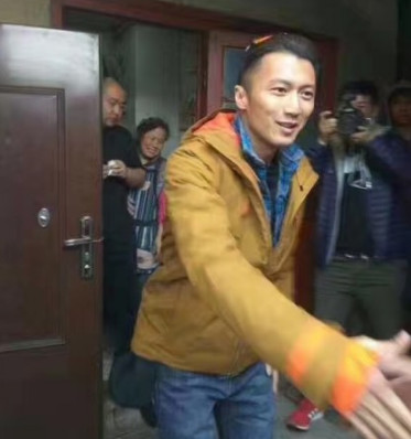 春游的節(jié)奏？謝霆鋒北京吃鹵煮炸醬面逛胡同