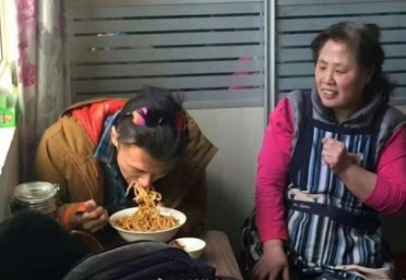 春游的節(jié)奏？謝霆鋒北京吃鹵煮炸醬面逛胡同