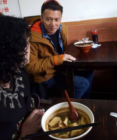 春游的節(jié)奏？謝霆鋒北京吃鹵煮炸醬面逛胡同