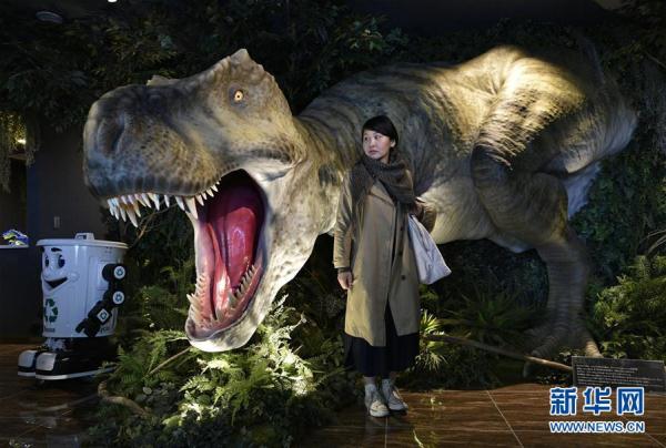 恐龍機器人是服務員！ 日本現“奇異賓館”（組圖）