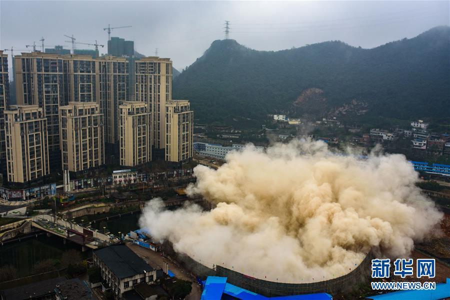 貴陽(yáng)發(fā)電廠(chǎng)1號(hào)冷卻塔成功爆破[組圖]