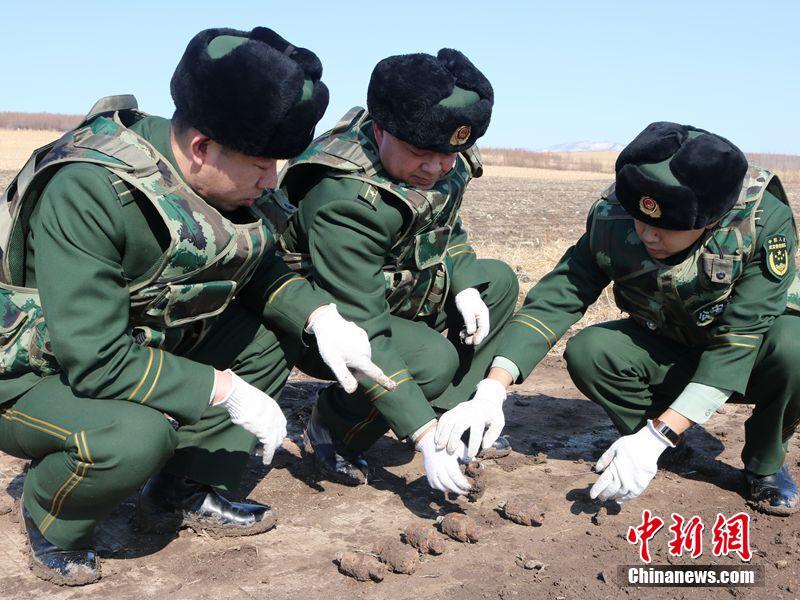 黑龍江一村民整修河道 挖出6枚疑似日偽時(shí)期手雷（圖）
