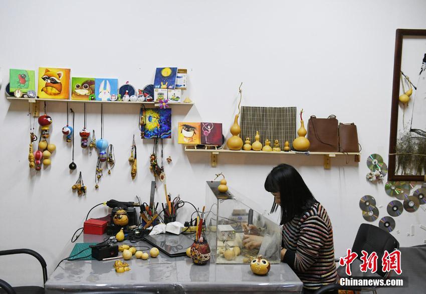 “80后”女孩3年創作5000余葫蘆烙畫工藝品