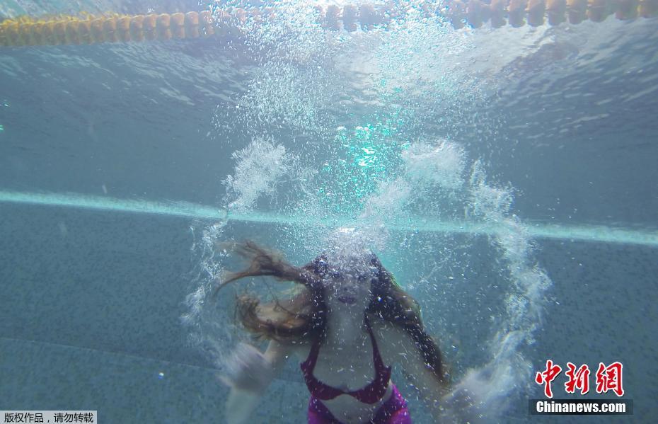 莫斯科開設(shè)美人魚培訓(xùn)學(xué)校 水中展示曼妙身姿