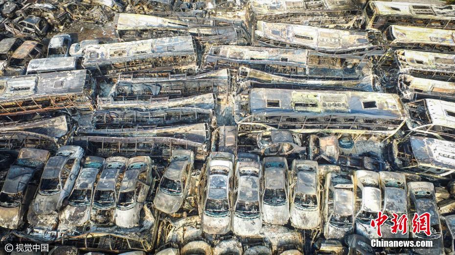 海口6000多輛車一夜間被燒剩鐵架 場面觸目驚心