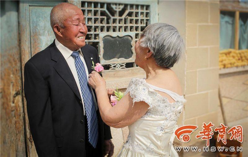 滿滿的都是愛！陜西米脂老夫妻耄耋之年拍婚紗照