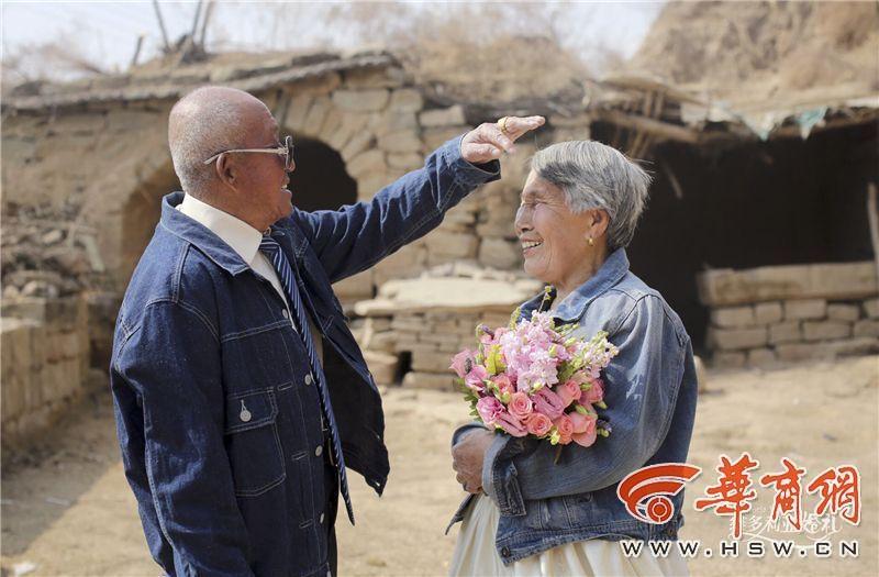 滿滿的都是愛(ài)！陜西米脂老夫妻耄耋之年拍婚紗照