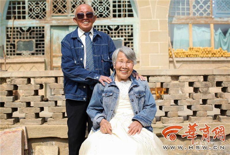 滿滿的都是愛！陜西米脂老夫妻耄耋之年拍婚紗照