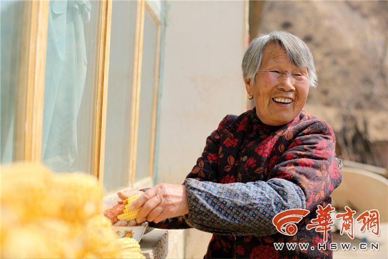 滿滿的都是愛！陜西米脂老夫妻耄耋之年拍婚紗照