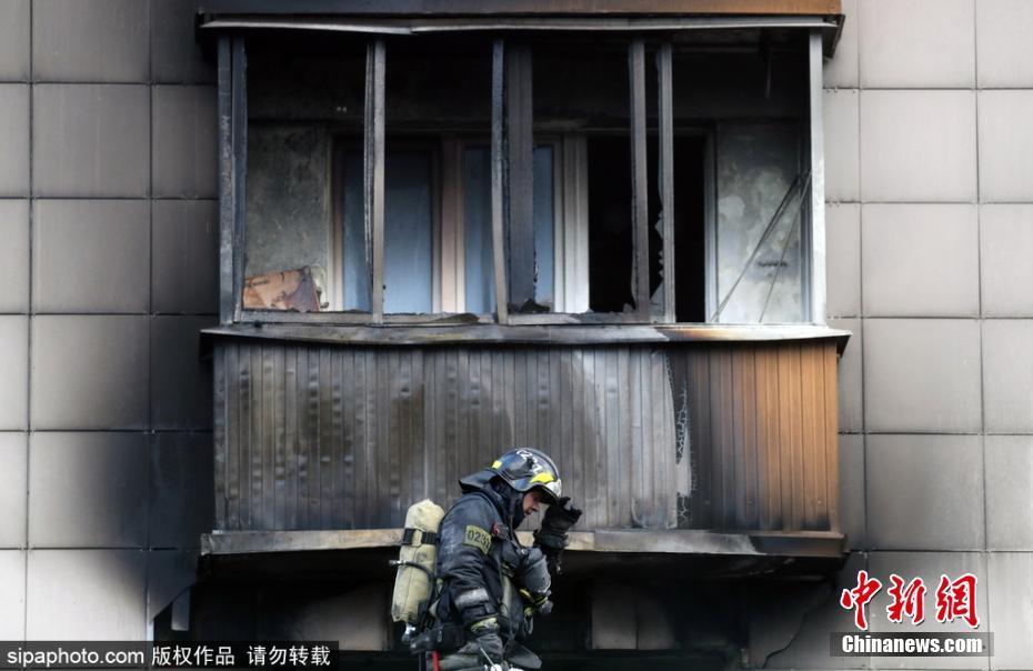 有愛！公寓樓天然氣爆炸 消防員救出被困小貓