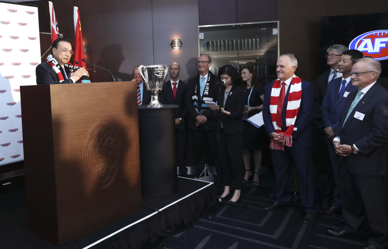 李克強與特恩布爾現場觀看澳式橄欖球比賽