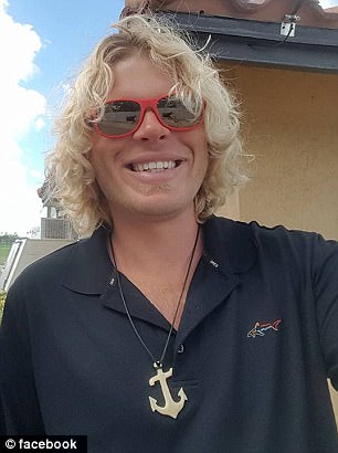 難以置信！鯊魚求救 讓潛水員拔出體內(nèi)鉤子