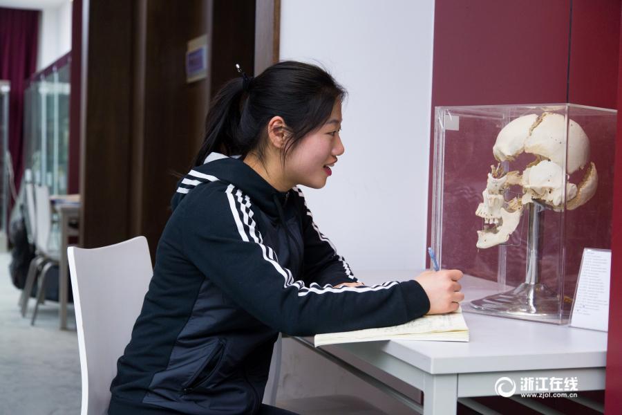 厲害了妹子！杭州大二女生解剖學筆記驚艷走紅