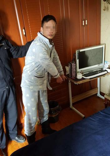 遭丈夫銬被逼網(wǎng)聊半年詐騙數(shù)十萬 丈夫：網(wǎng)友自愿的