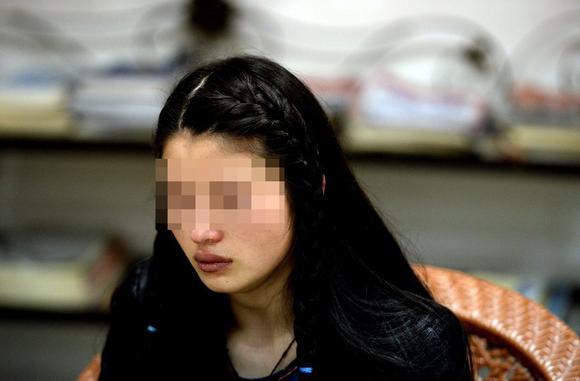 遭丈夫銬被逼網聊半年詐騙數十萬 丈夫：網友自愿的