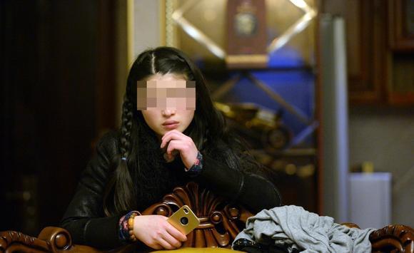 遭丈夫銬被逼網(wǎng)聊半年詐騙數(shù)十萬 丈夫：網(wǎng)友自愿的