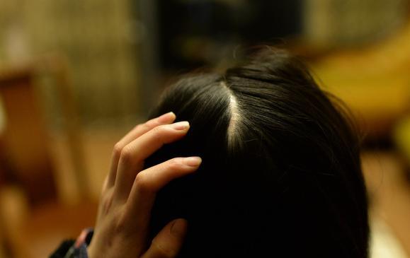 遭丈夫銬被逼網聊半年詐騙數十萬 丈夫：網友自愿的