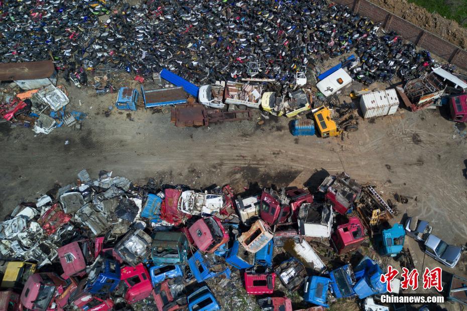 航拍南京江北機(jī)動車報廢點(diǎn) 猶如鋼鐵“墳場”
