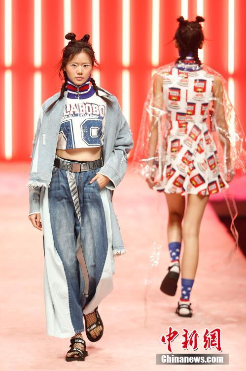 中國(guó)國(guó)際時(shí)裝周 迷幻秀場(chǎng)打造“時(shí)尚實(shí)驗(yàn)室”